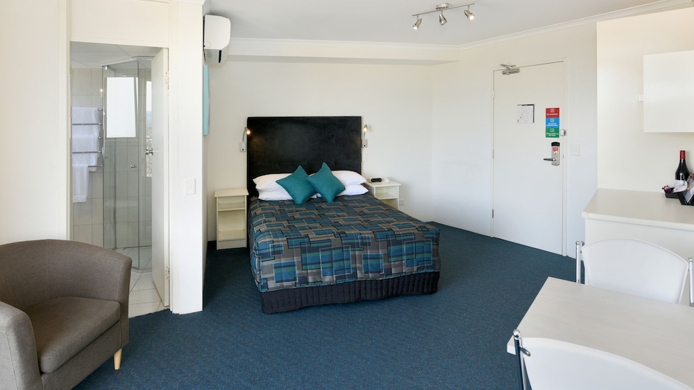 Atlantic Tower Motor Inn 27/45