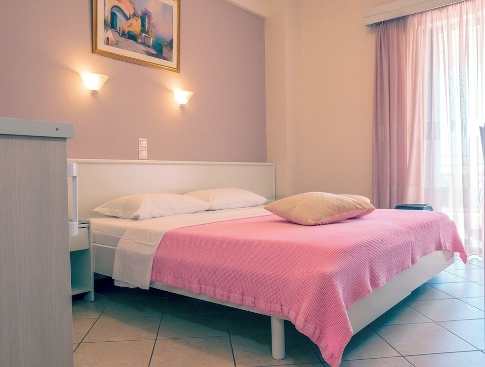 غرفة ديلوكس بسرير كوين بإطلالة جزئية على البحر، Loukas Hotel &amp; Apartments 2/7