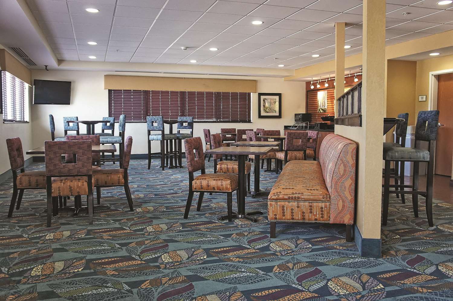 La Quinta Inn and Suites by Wyndham Edmond 22/29