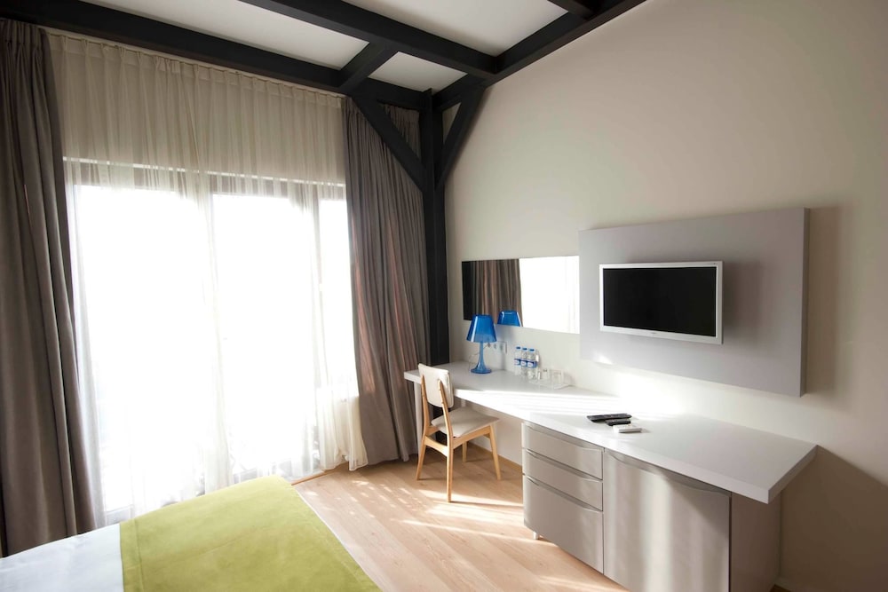 Calanthe Residence 8/17