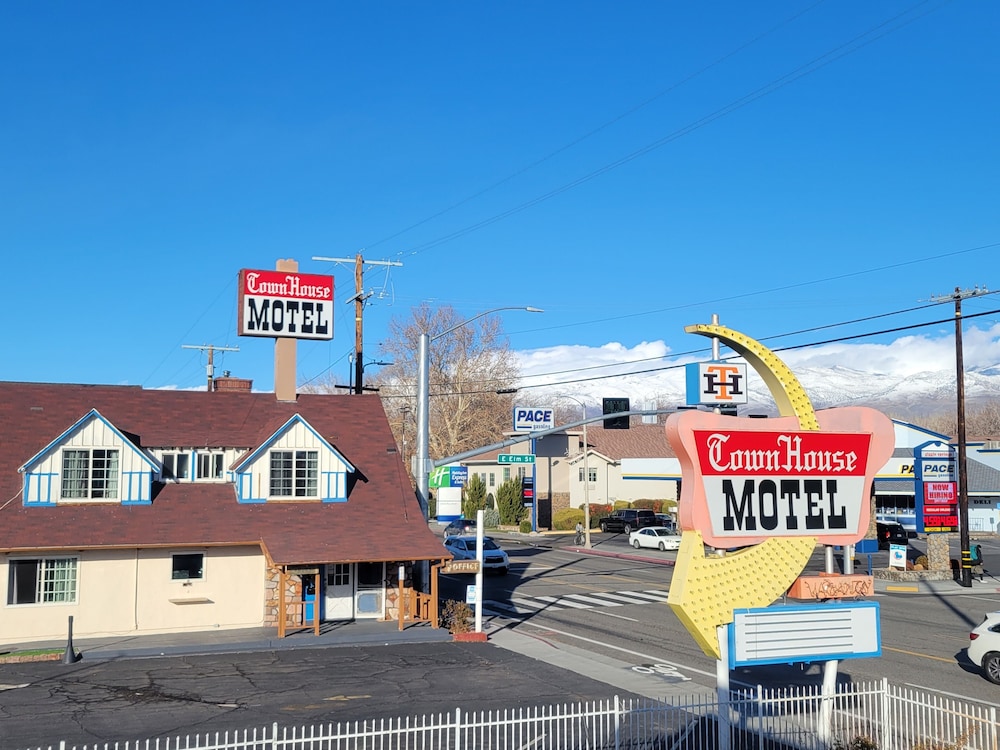 Townhouse Motel 53/57