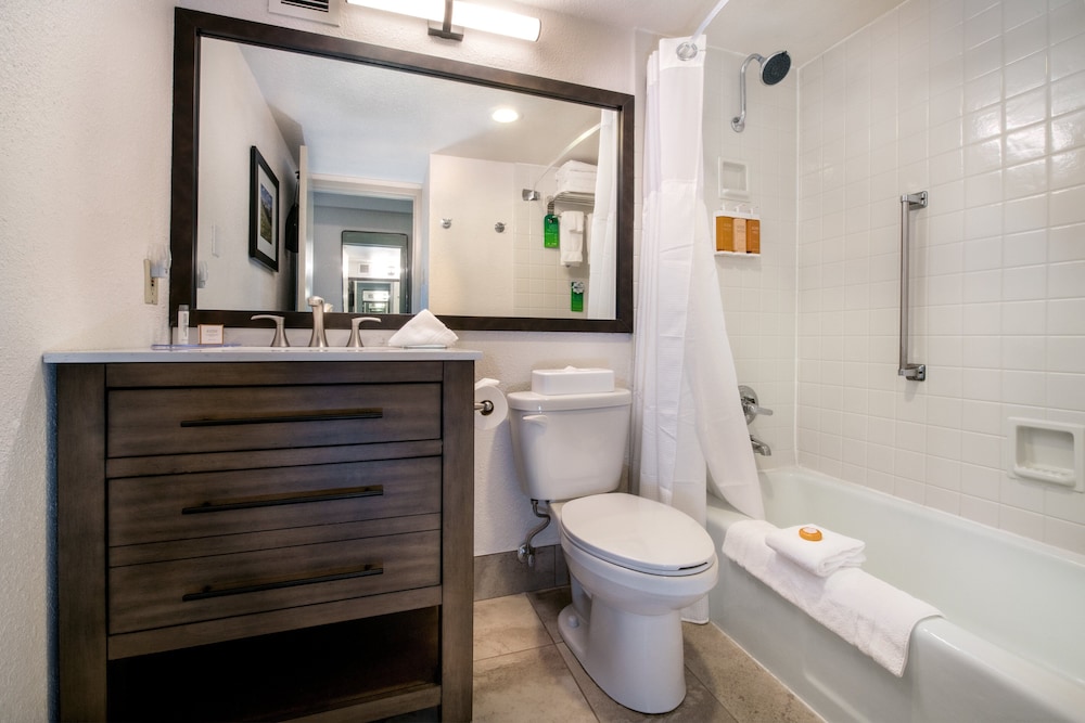 غرفة قياسية بسريرين كوين بإطلالة على المسبح في الطابق الأرضي، Holiday Inn Estes Park 3/3