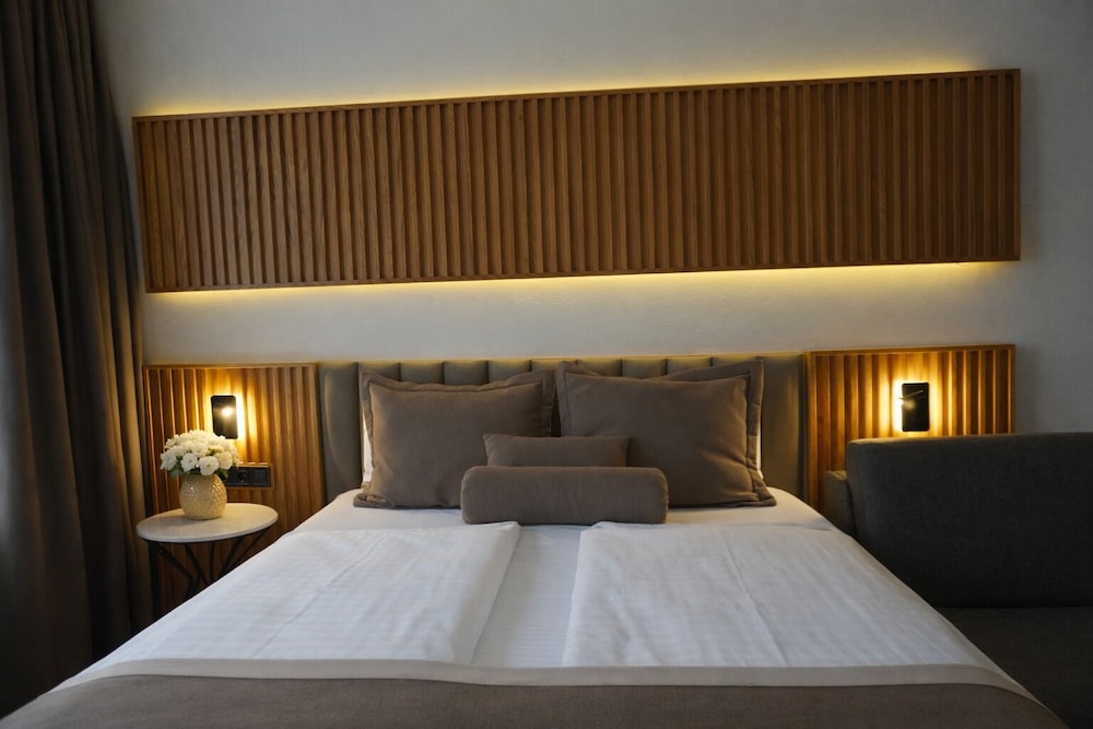 DELUXE, DOUBLE BED
