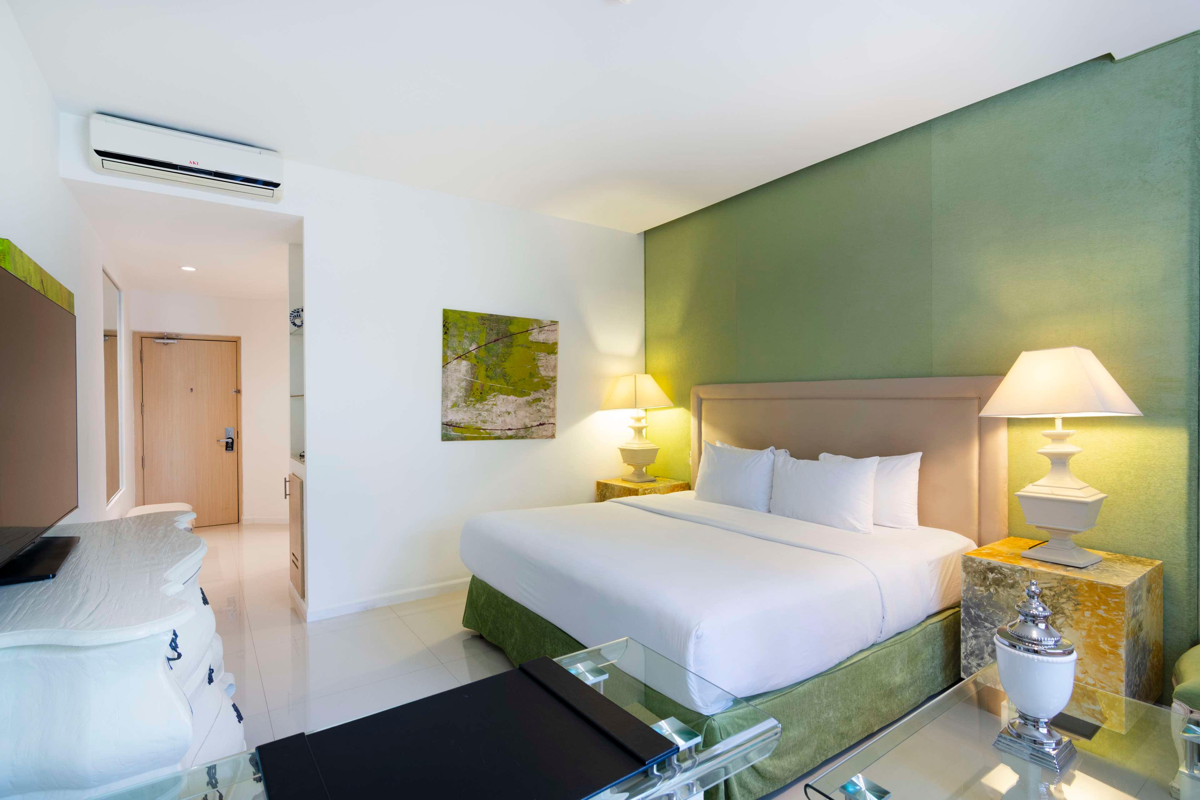 GRAND, GUEST ROOM, KING BED
