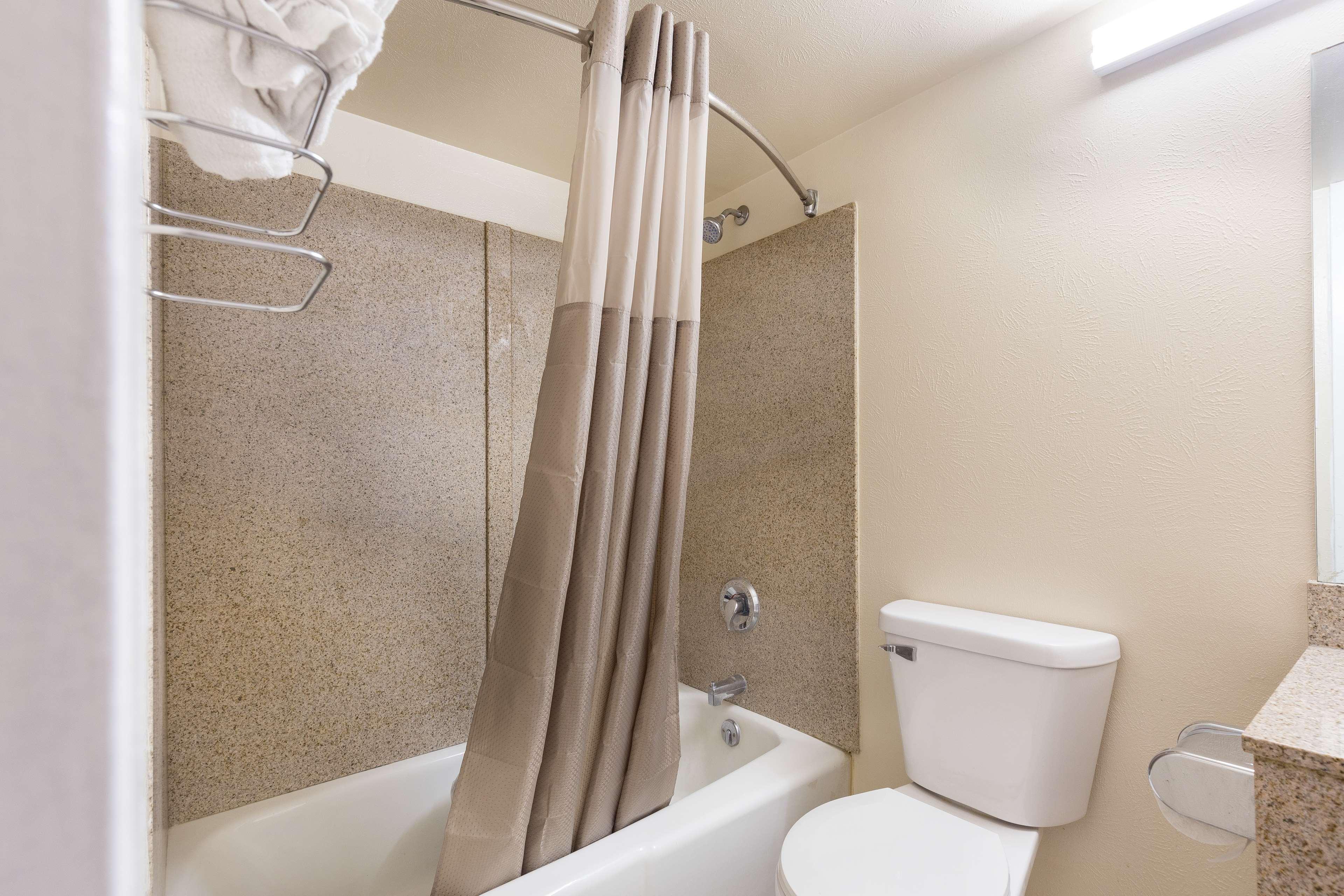 Americas Best Value Inn Lincoln, IL 27/28