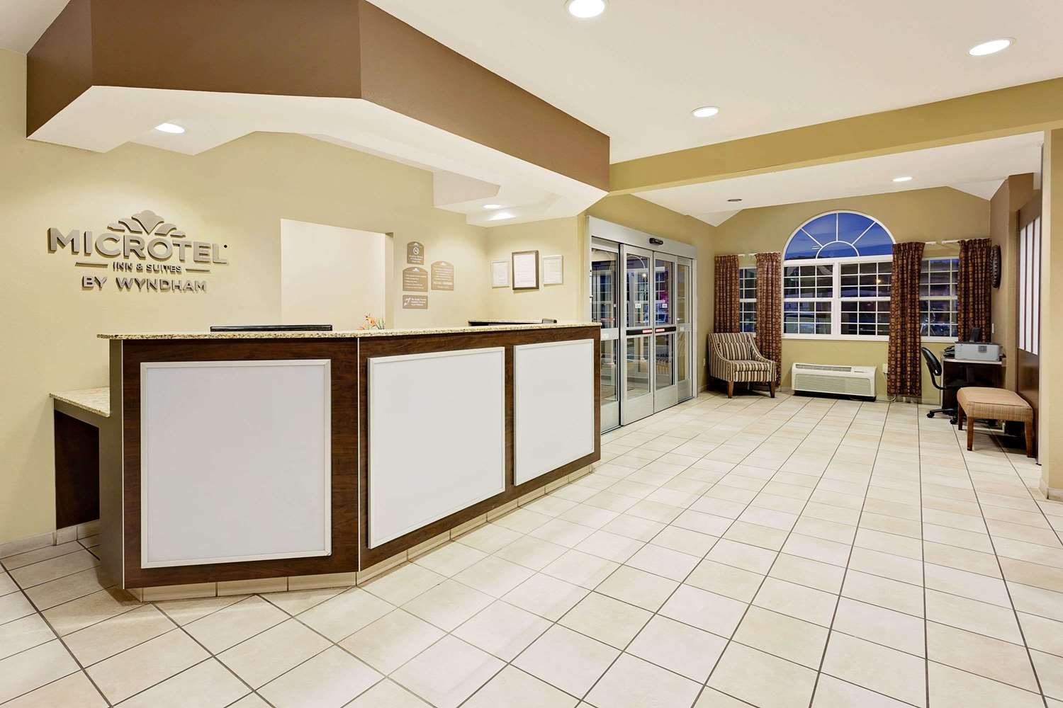 Microtel Inn & Suites by Wyndham Prairie du Chien 2/10