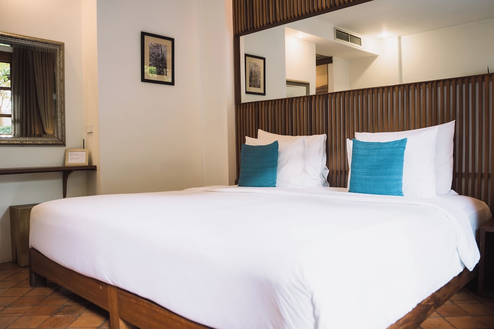 DELUXE, DOUBLE OR TWIN BED