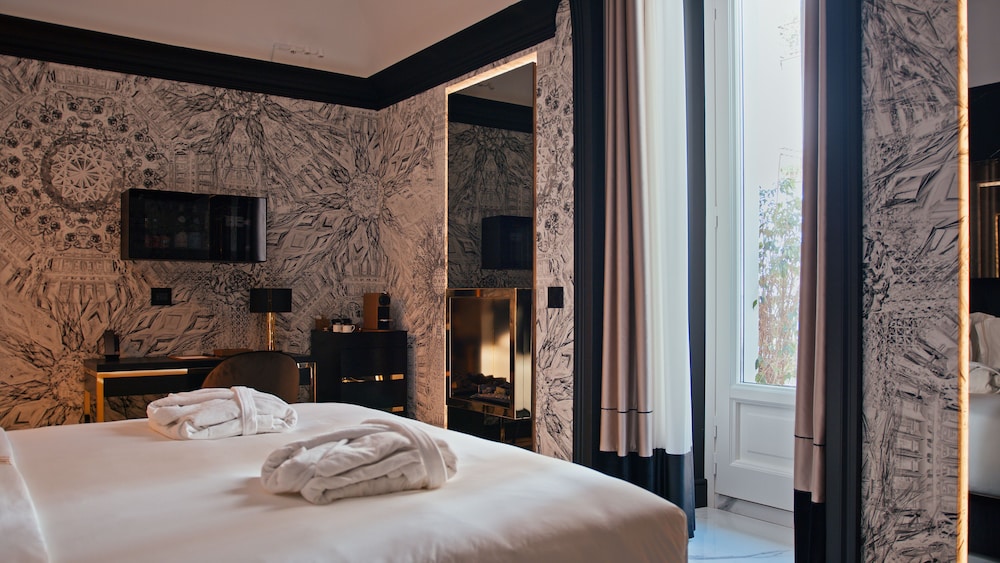 SUPERIOR, KING BED, CITY VIEW
