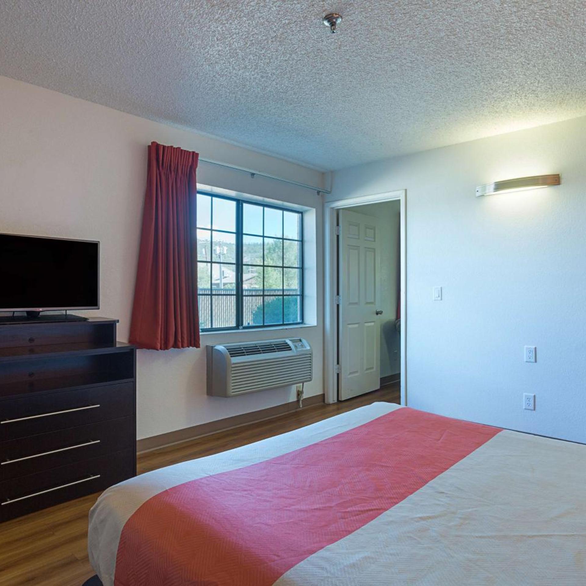 ROOM, QUEEN BED