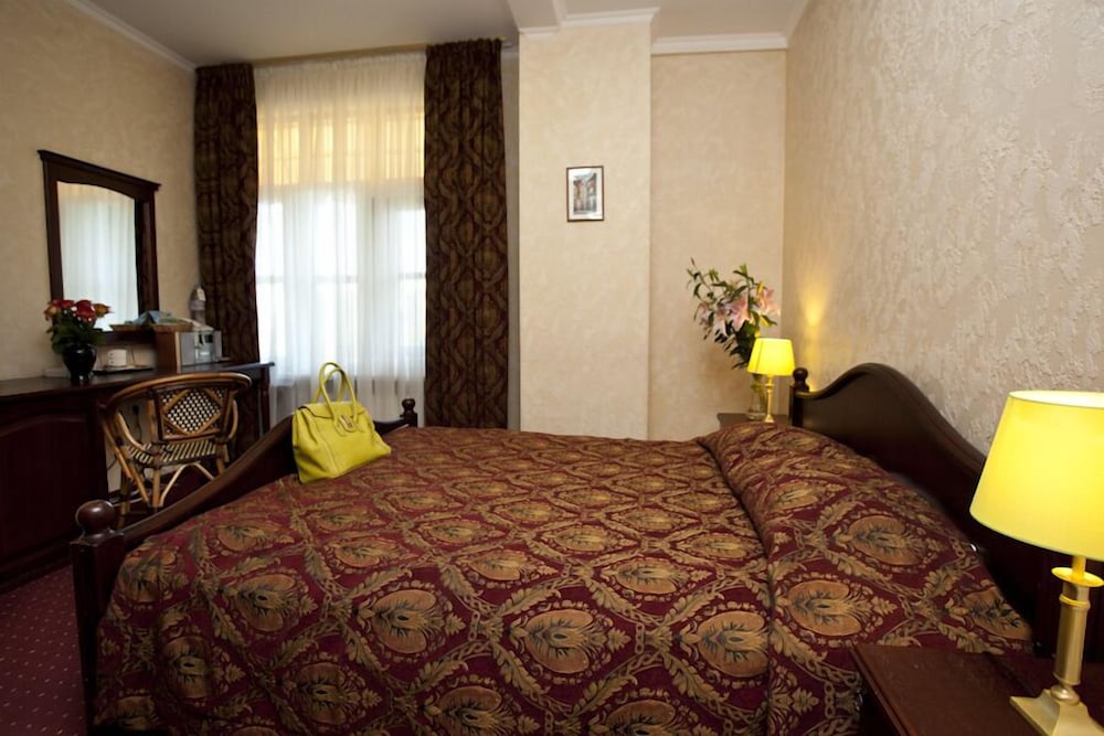 Monte Kristo Hotel 77/95