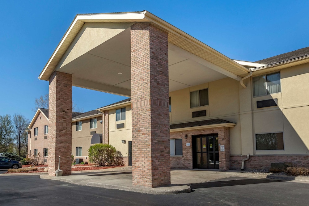 COMFORT INN AND SUITES PAW PAW — 4