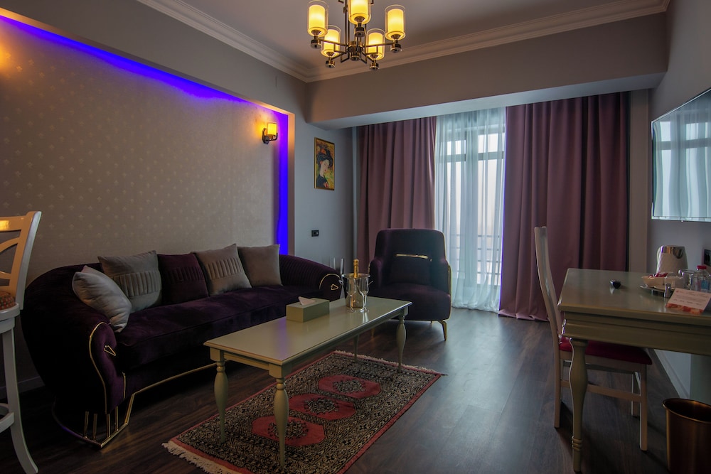 PHOENICIA EXPRESS HOTEL 27/49