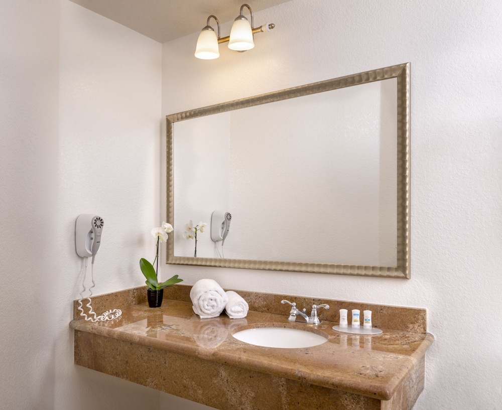 Room, Queen Bed, Hill View، The Beachfront Inn & Suites At Dana Point 2/2