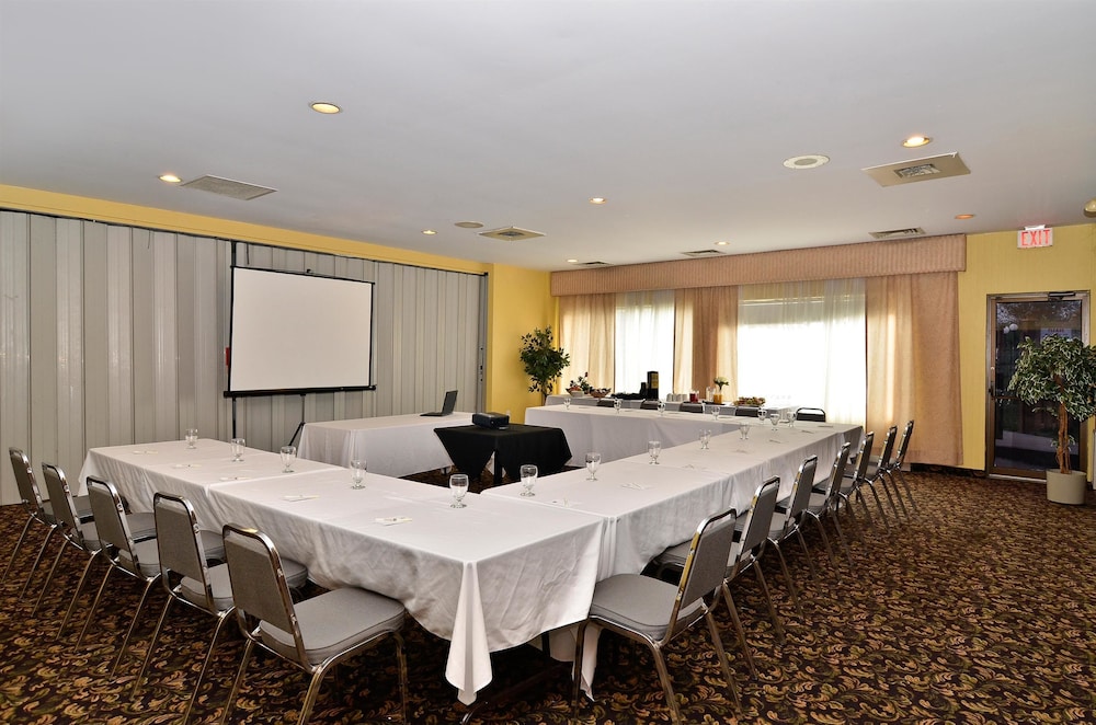 Days Inn by Wyndham Renfrew Conference Centre 19/27