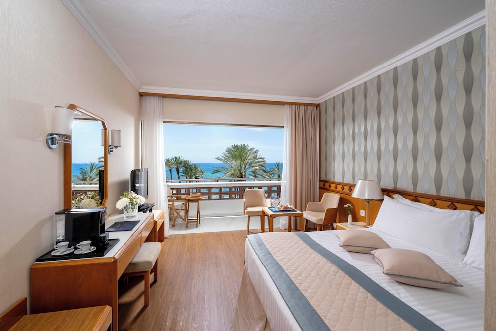 Superior, Queen Bed, Sea Front