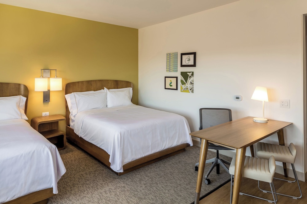 Studio, 2 Queen Beds, Sofa, Accessible