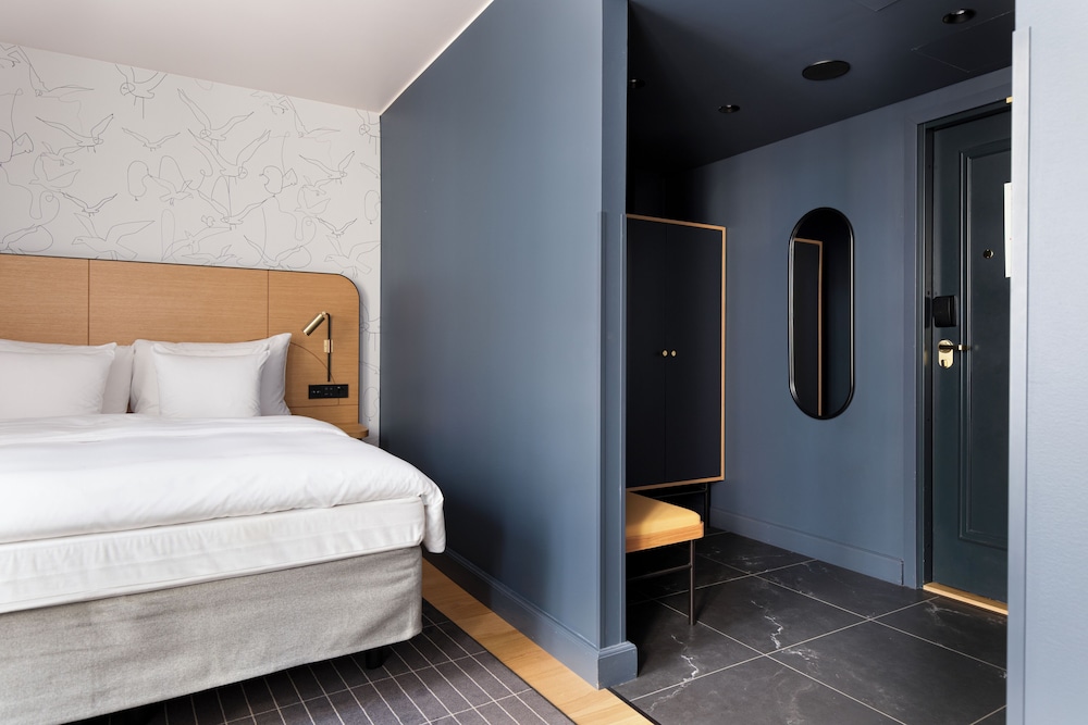 SOLO, QUEEN BED