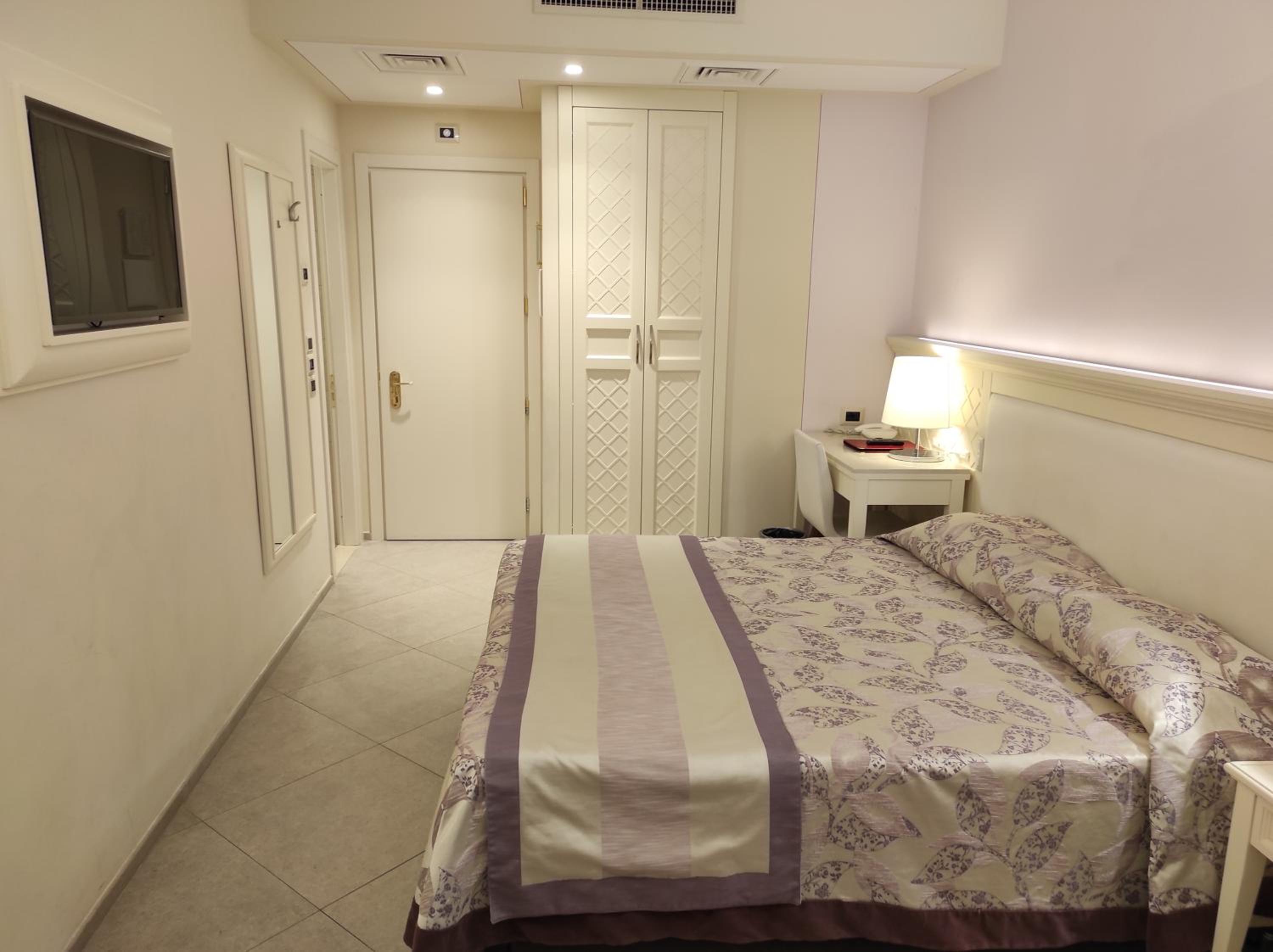 ROOM, SINGLE