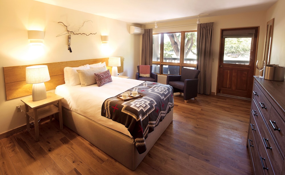 GARDEN, TRADITIONAL, KING BED