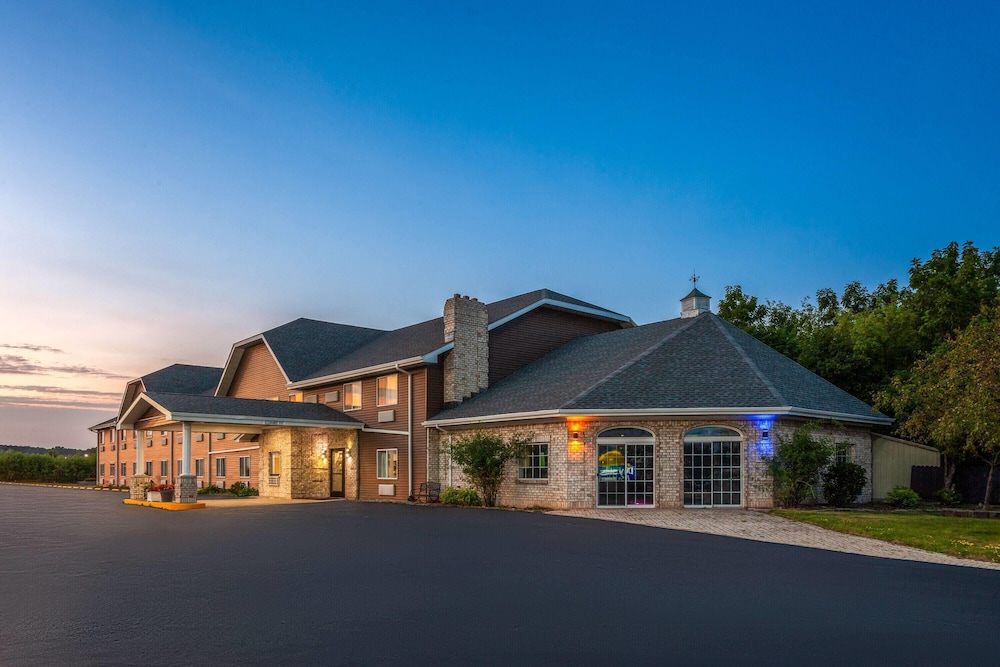 Days Inn & Suites by Wyndham Kaukauna WI 2/58
