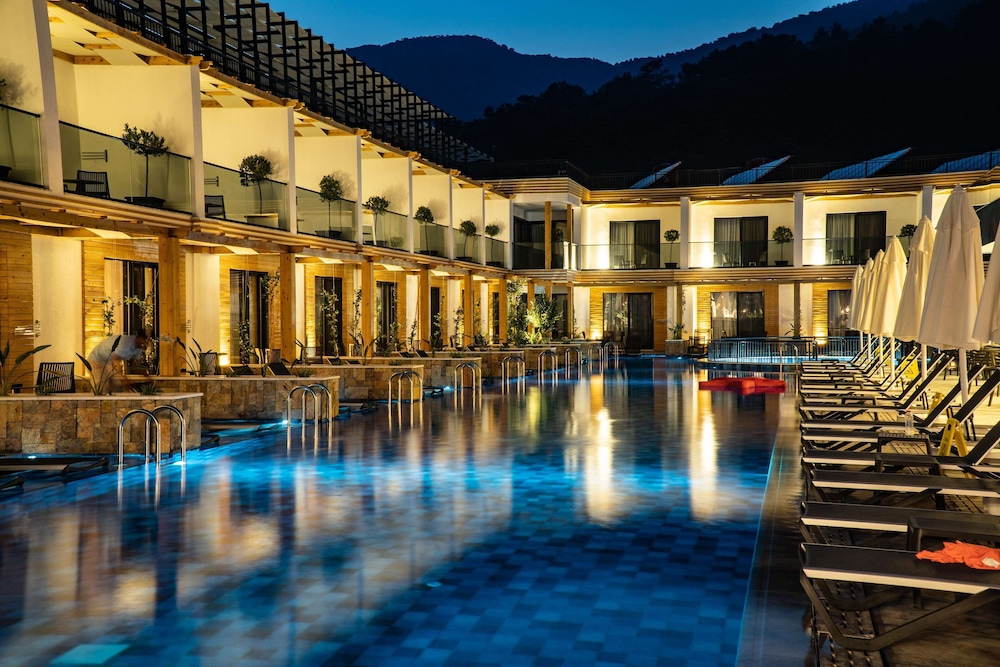 L HOTEL SARIGERME 37/48