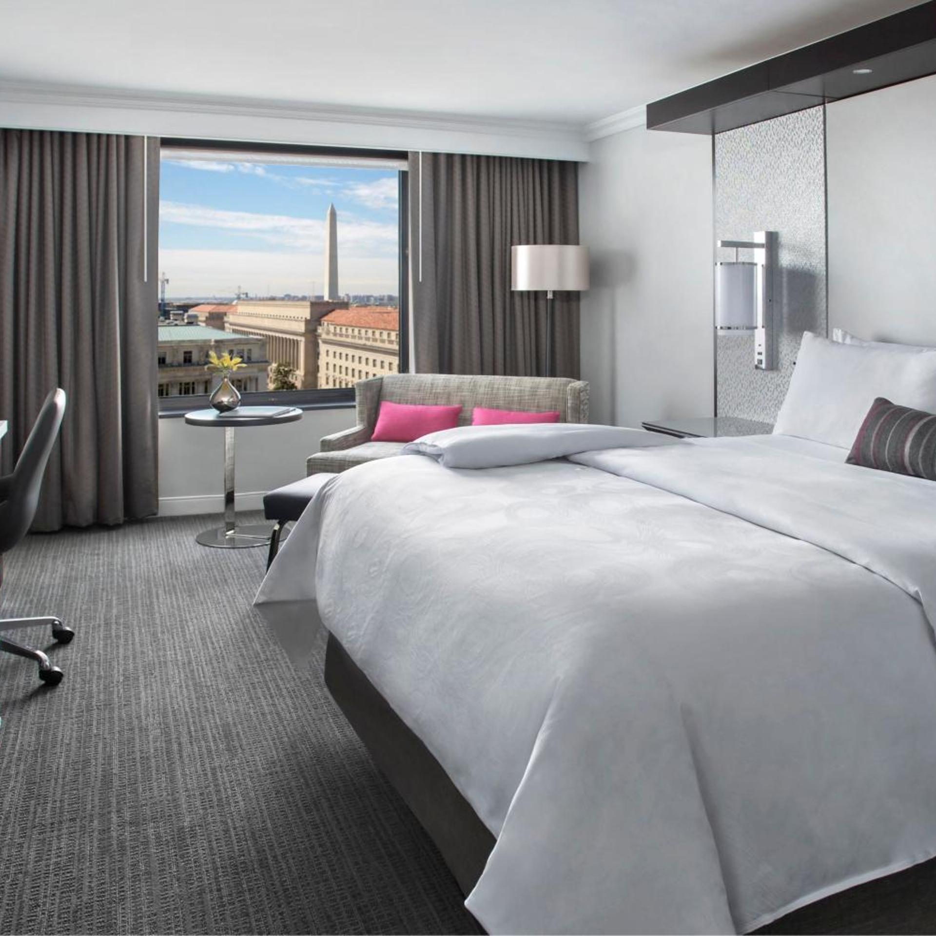 Room, King Bed, Statue View, Accessible