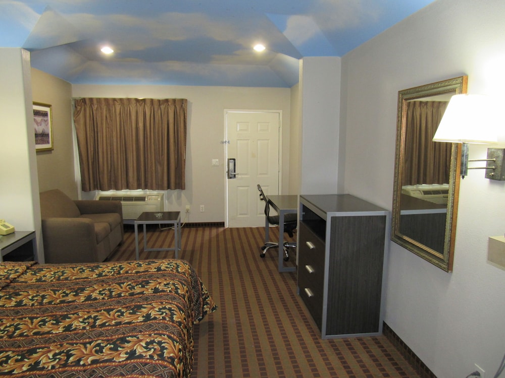 Camelot Inn &amp; Suites Highway 290/NW Freeway 29/36