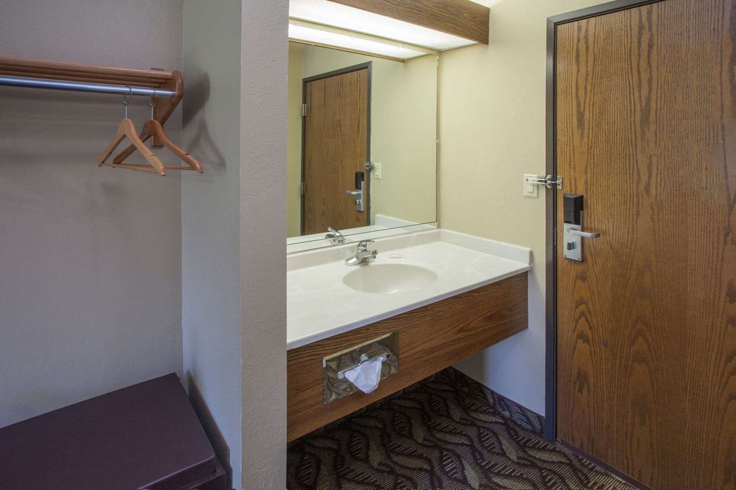 Super 8 by Wyndham Dwight 4/5