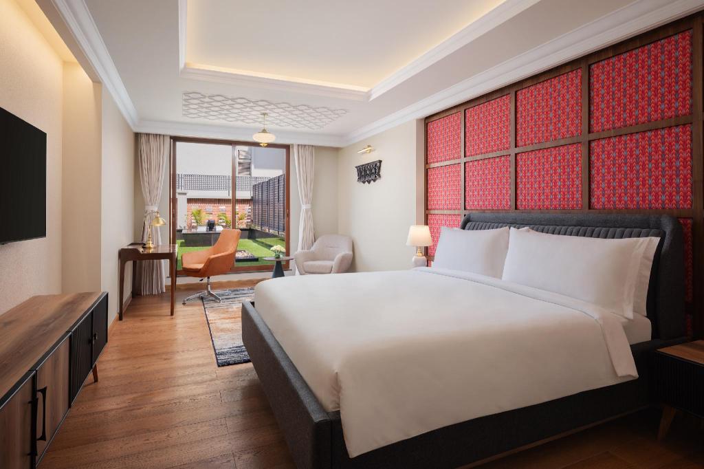 Deluxe, Suite, King Bed, Garden View, Balcony, Club Lounge Access