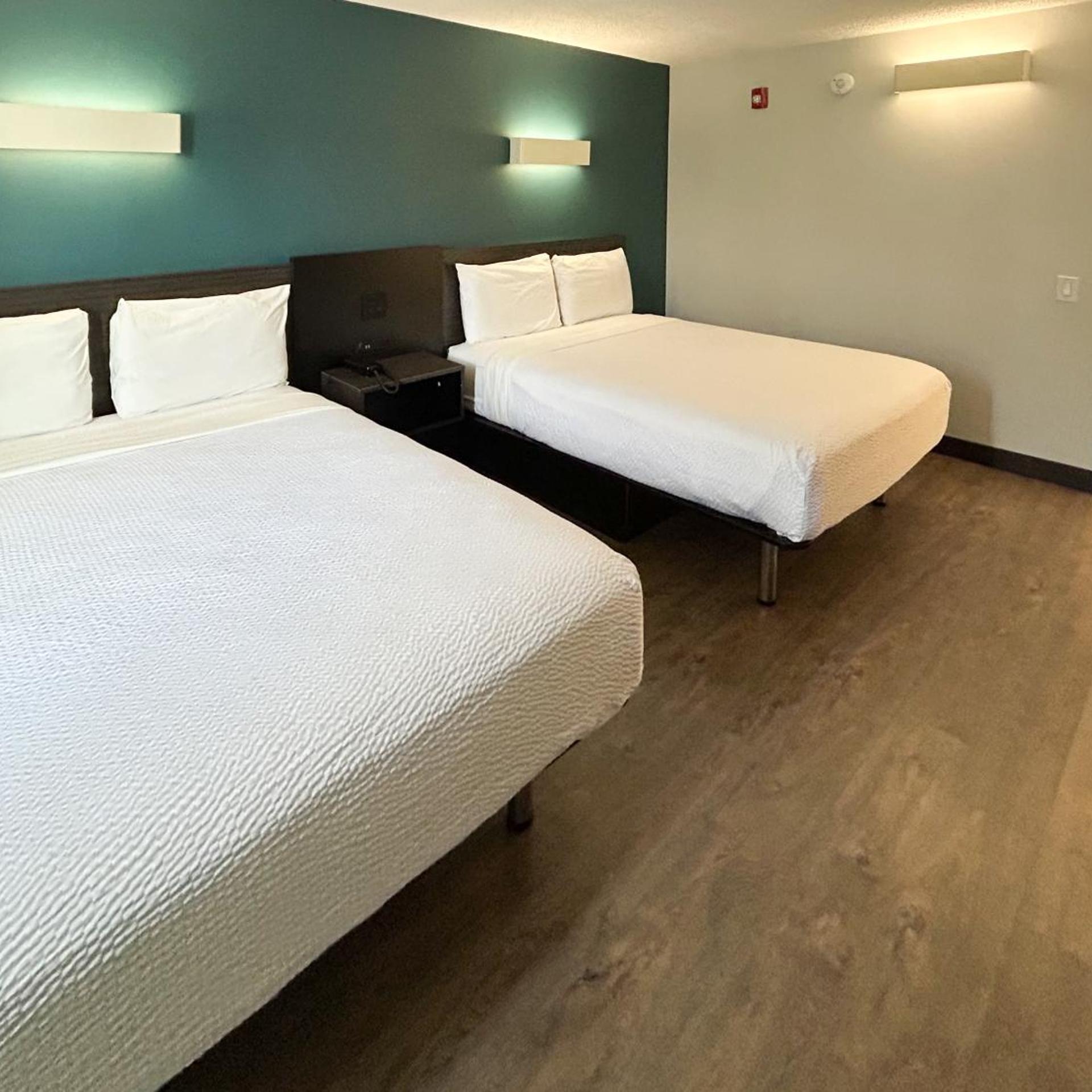 2 Queen Beds - Non-Smoking, Micfridge