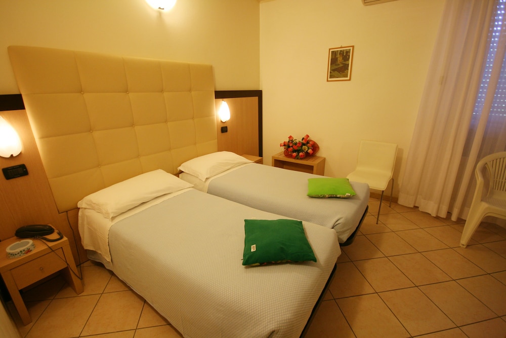 ROOM, QUADRUPLE