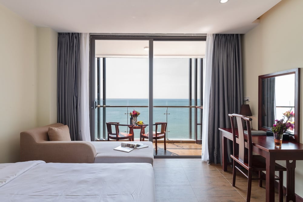 DELUXE, DOUBLE OR TWIN BED, OCEAN VIEW