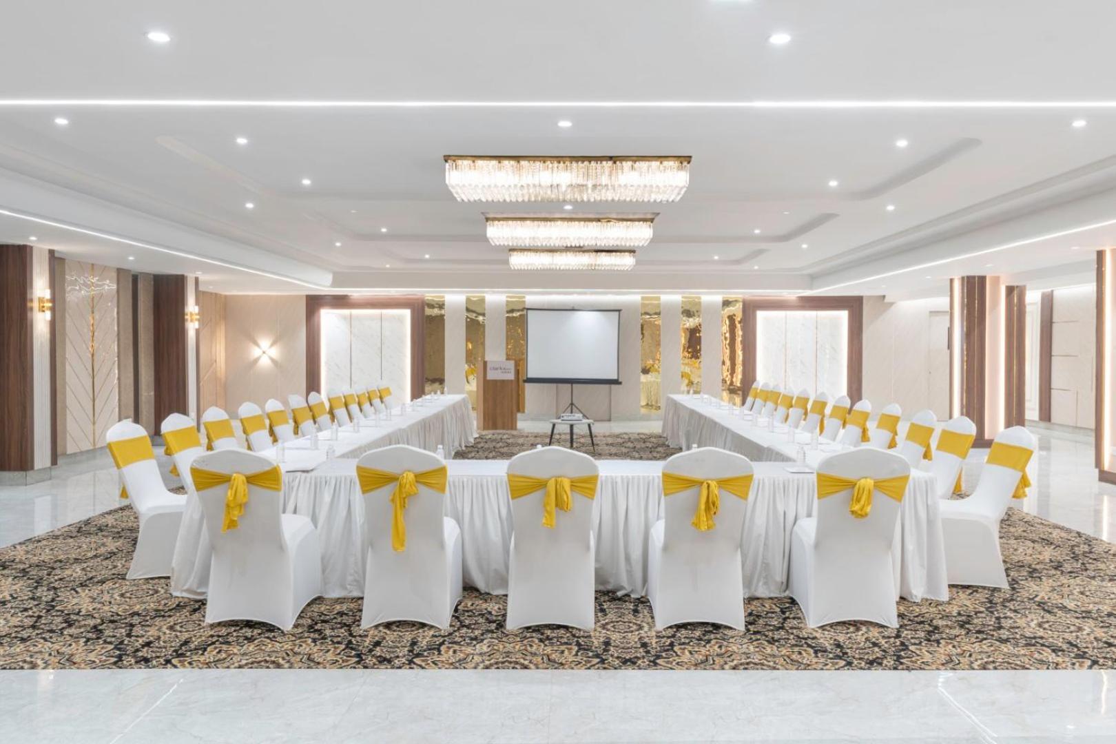 Clarks Inn Suites Agra 49/52
