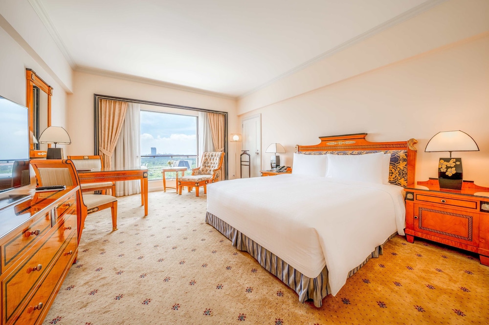 Executive King River View