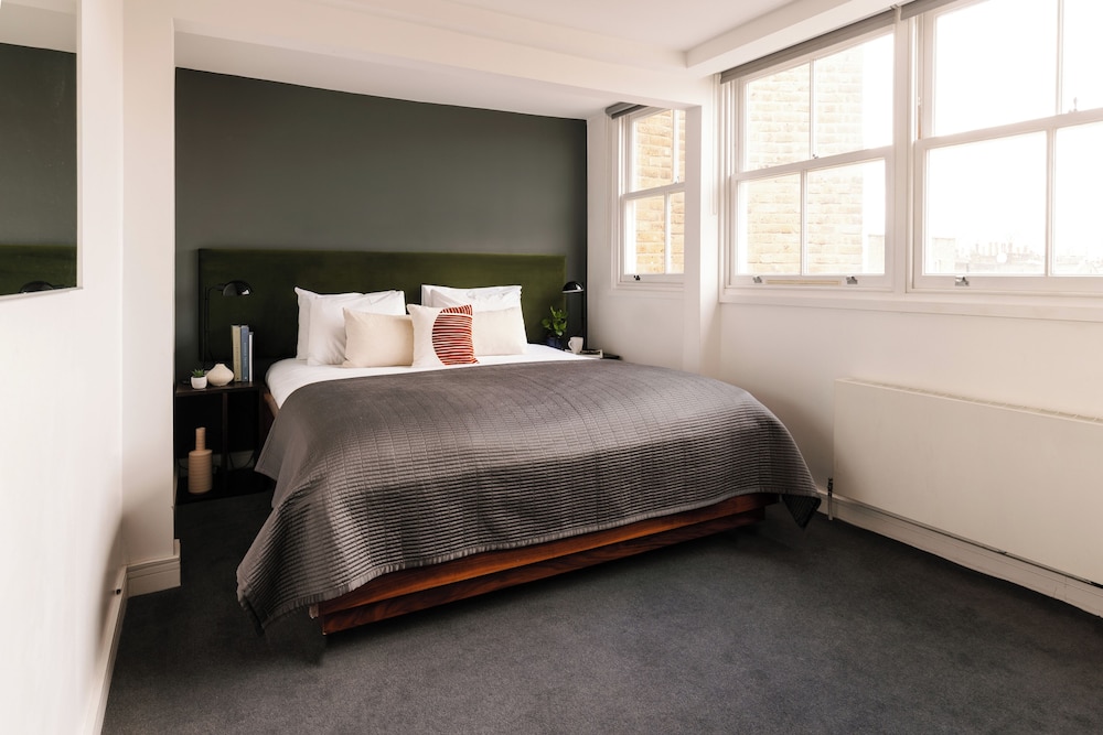 غرفة بسريرين مزدوجين