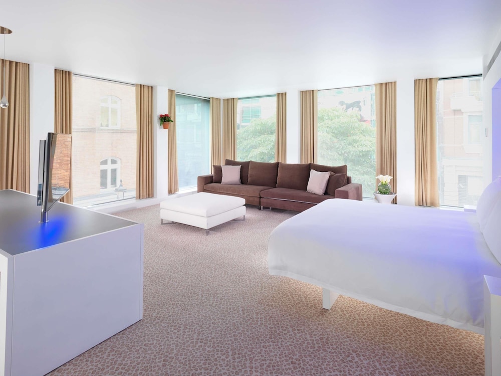 SUITE, KING BED, CORNER