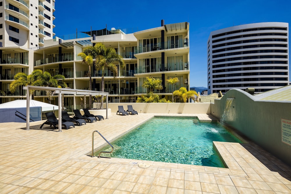 Jack Newell Holiday Apartments 71/74