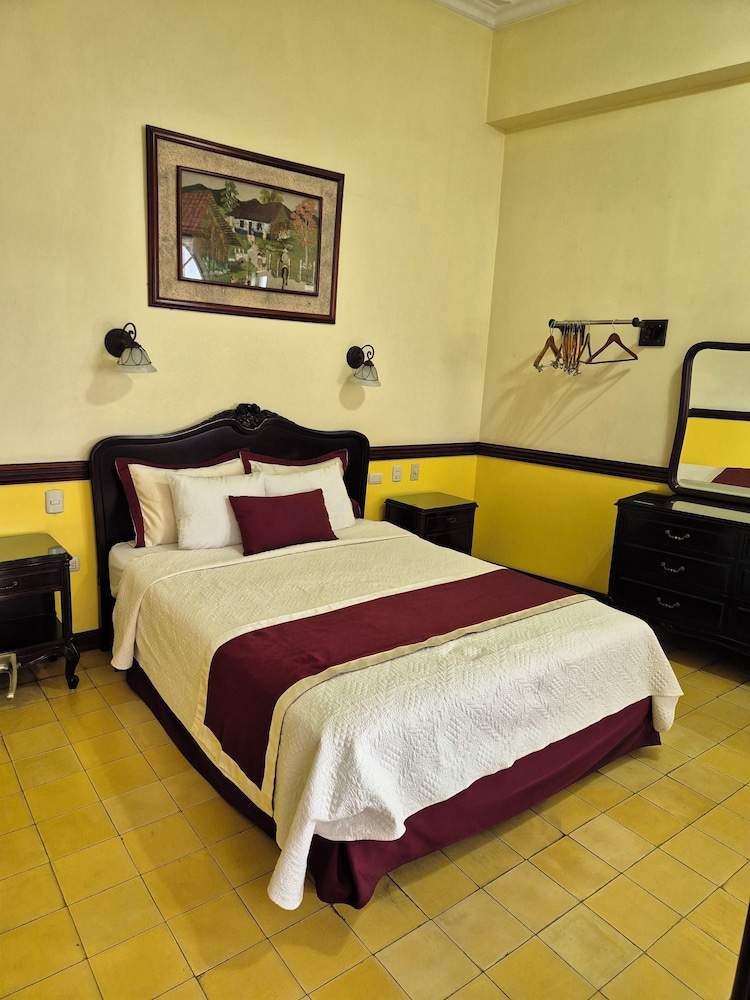 UPSTAIRS, SUPERIOR, QUEEN BED