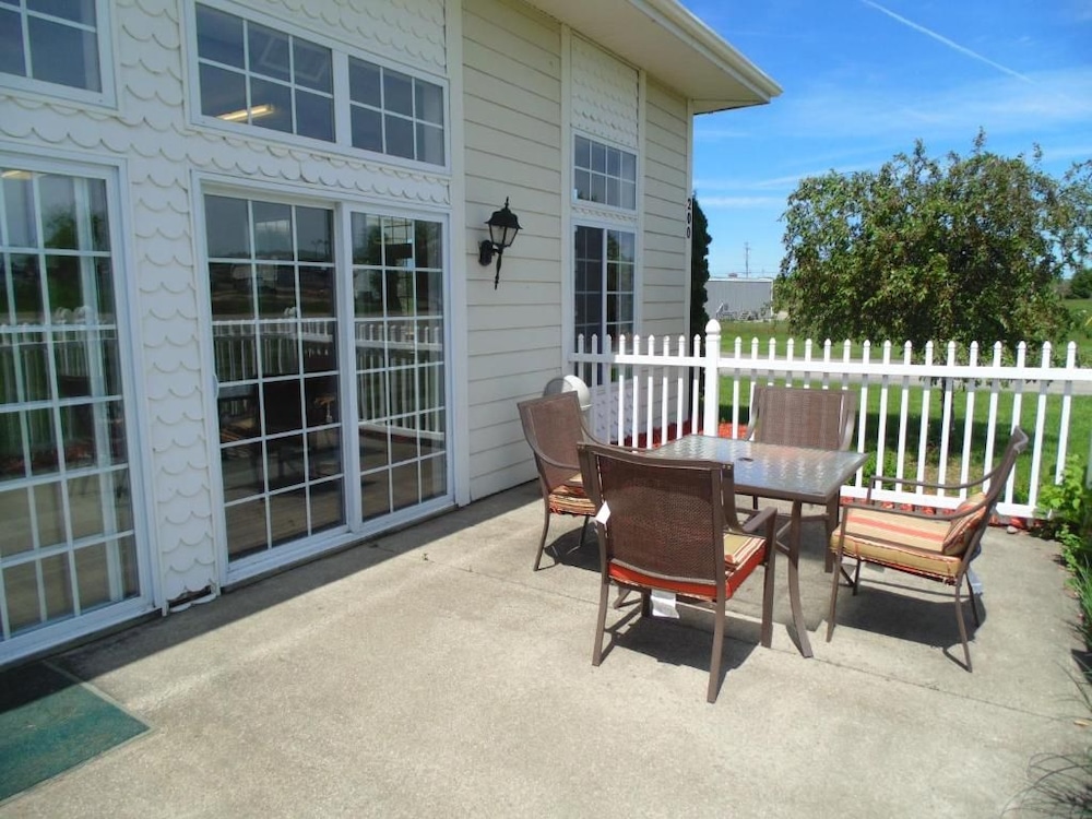 American Inn and Suites Houghton Lake 10/59