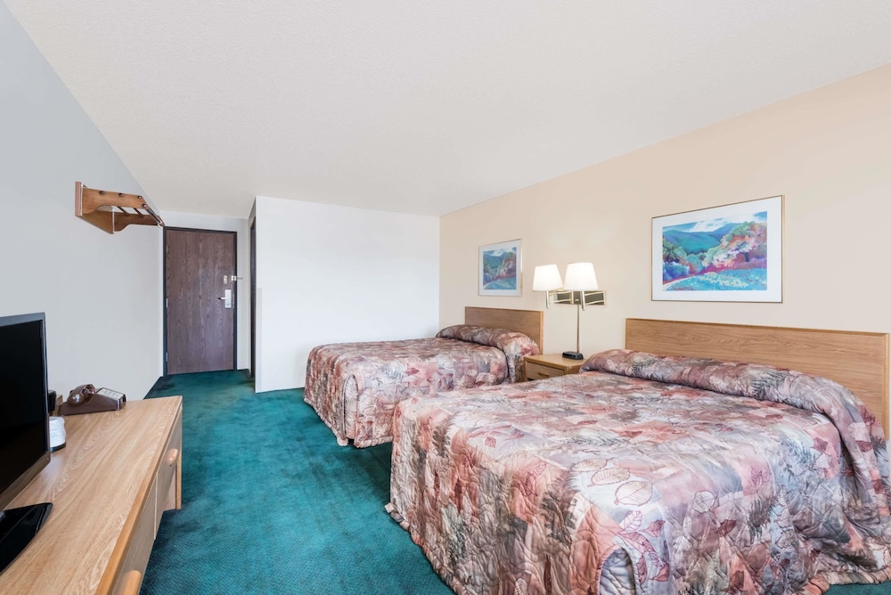 Super 8 by Wyndham Belle Fourche SD 7/14
