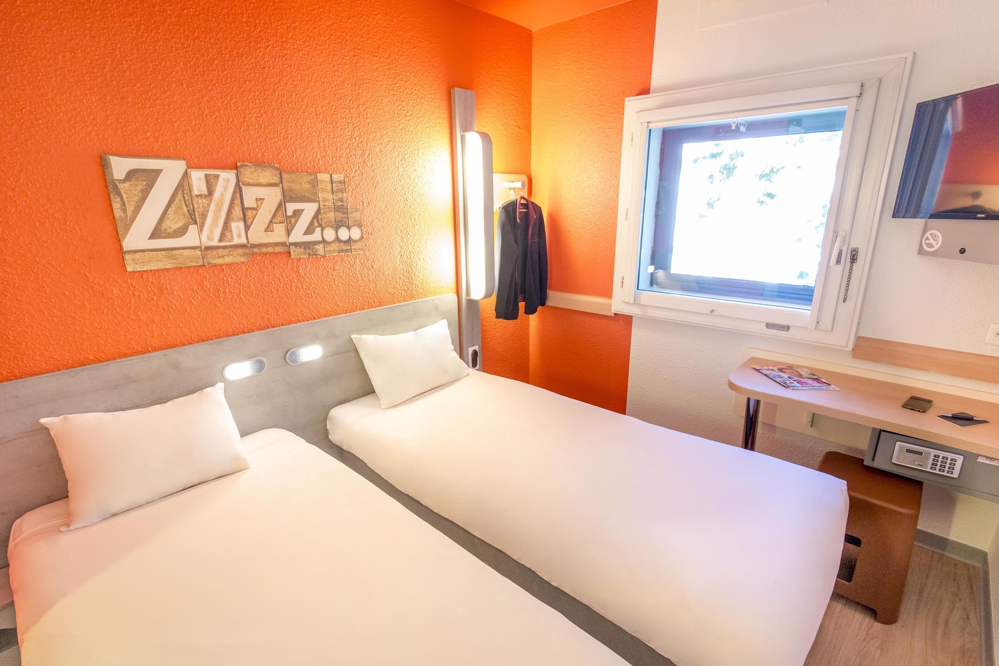 ROOM, DOUBLE BED