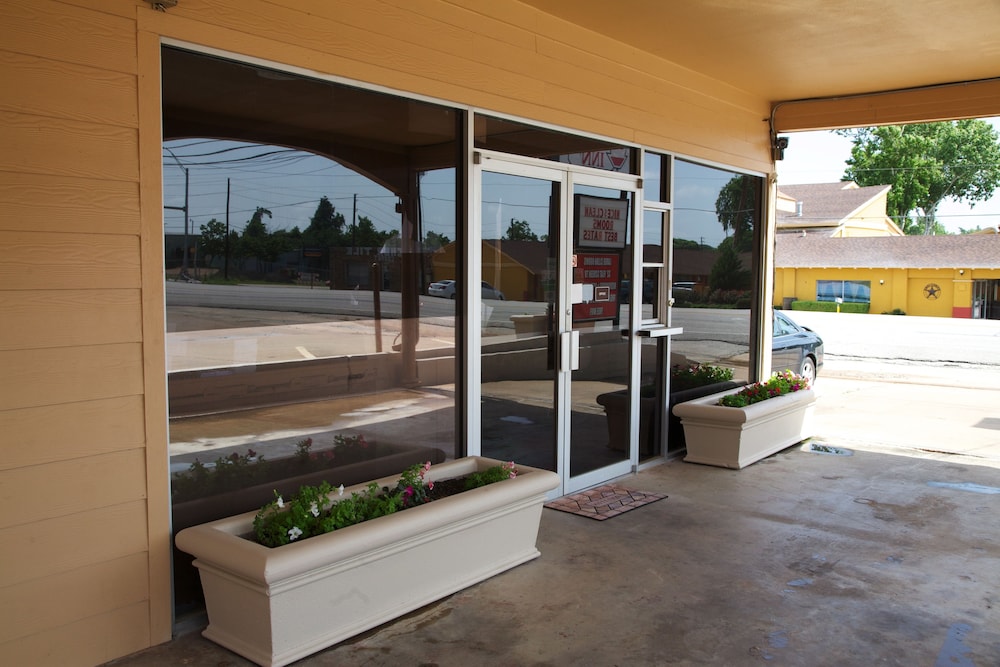 Coach Light Inn Brenham 5/37