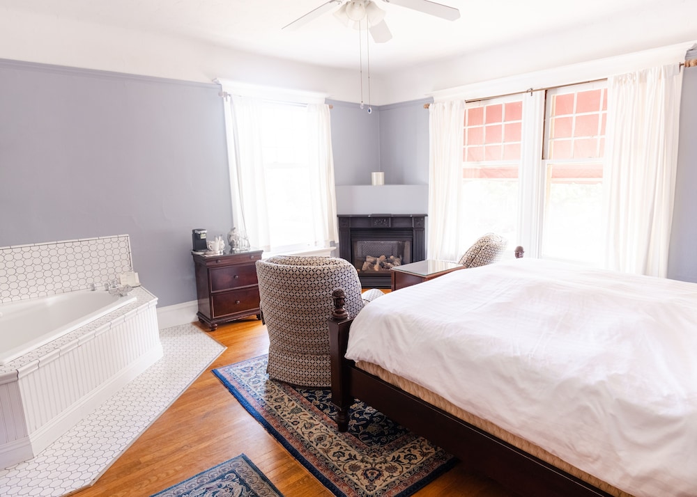 SIGNATURE, KING BED, HILL VIEW