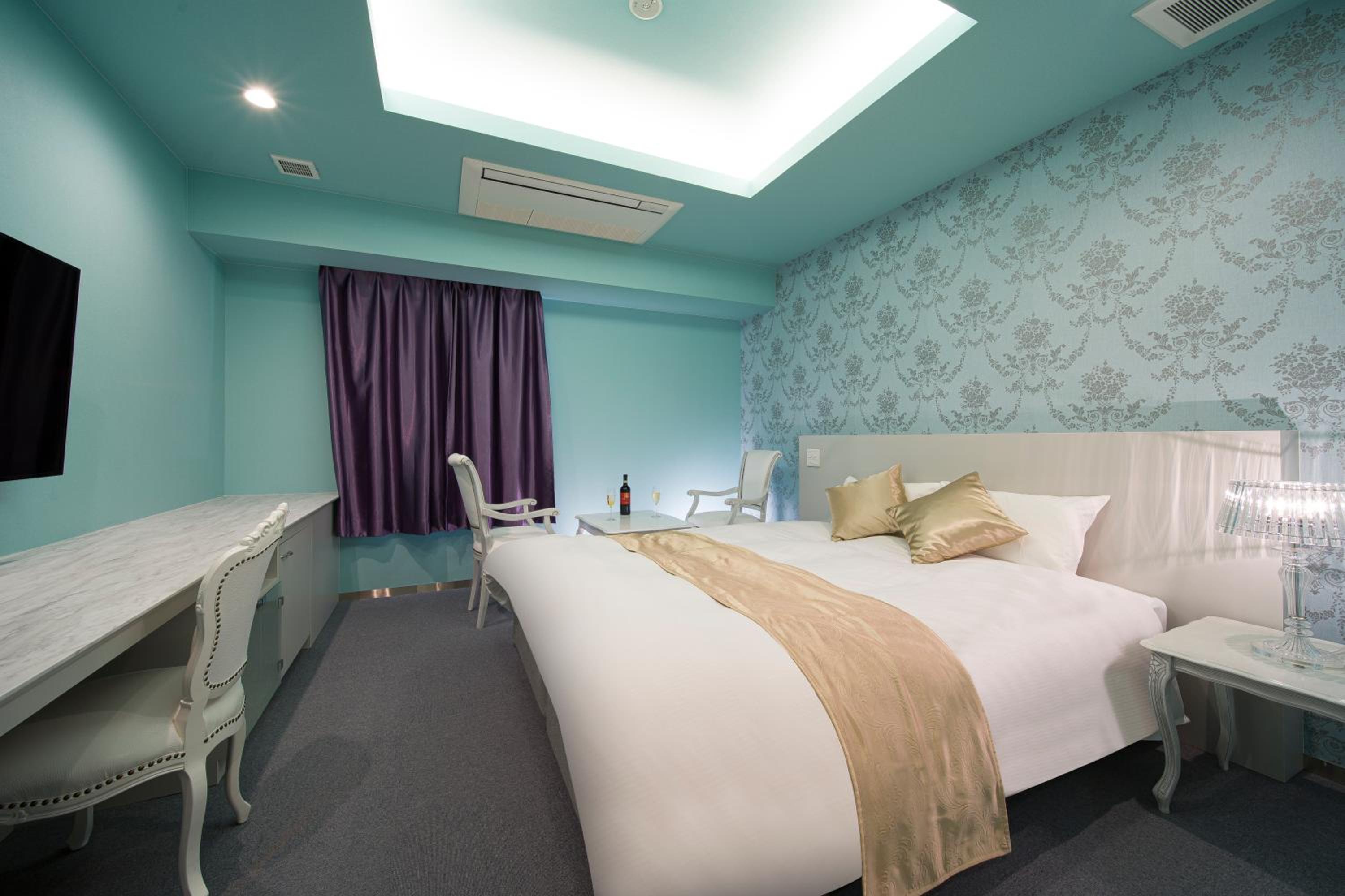 Type A, Queen Bed