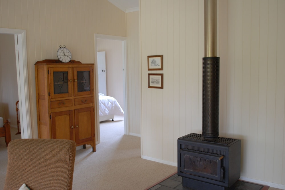 Twisted Gum Cottage 2/10