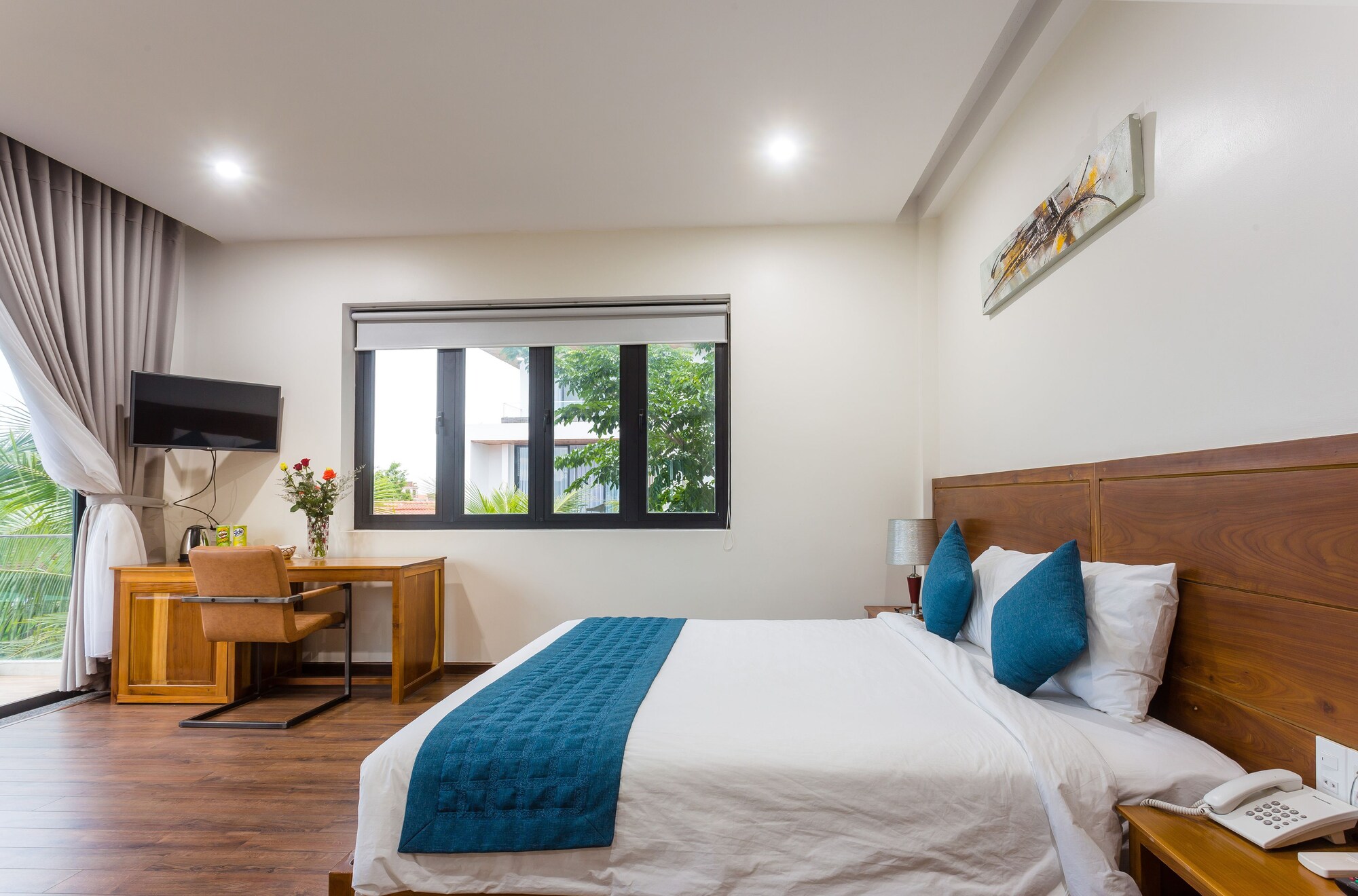 DELUXE, DOUBLE BED, RIVER VIEW