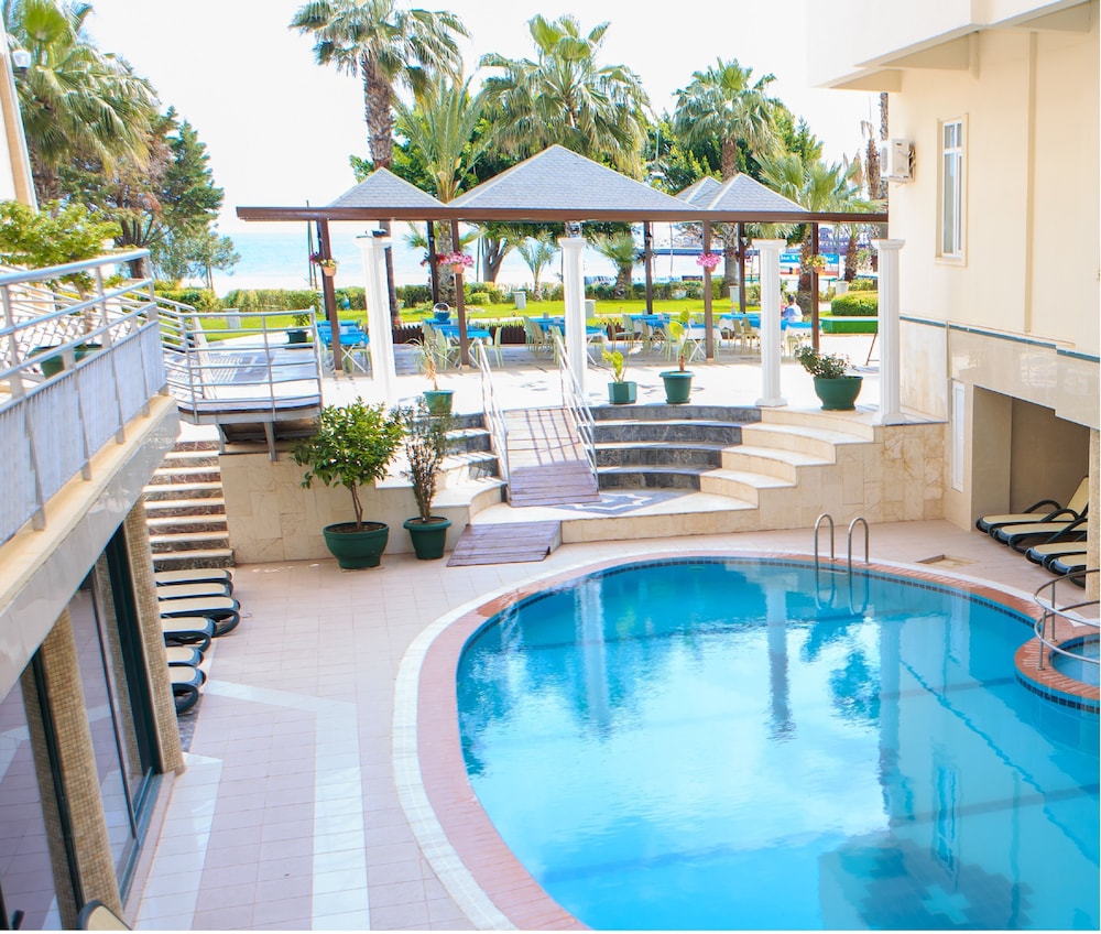 Lancora Beach Hotel 45/50