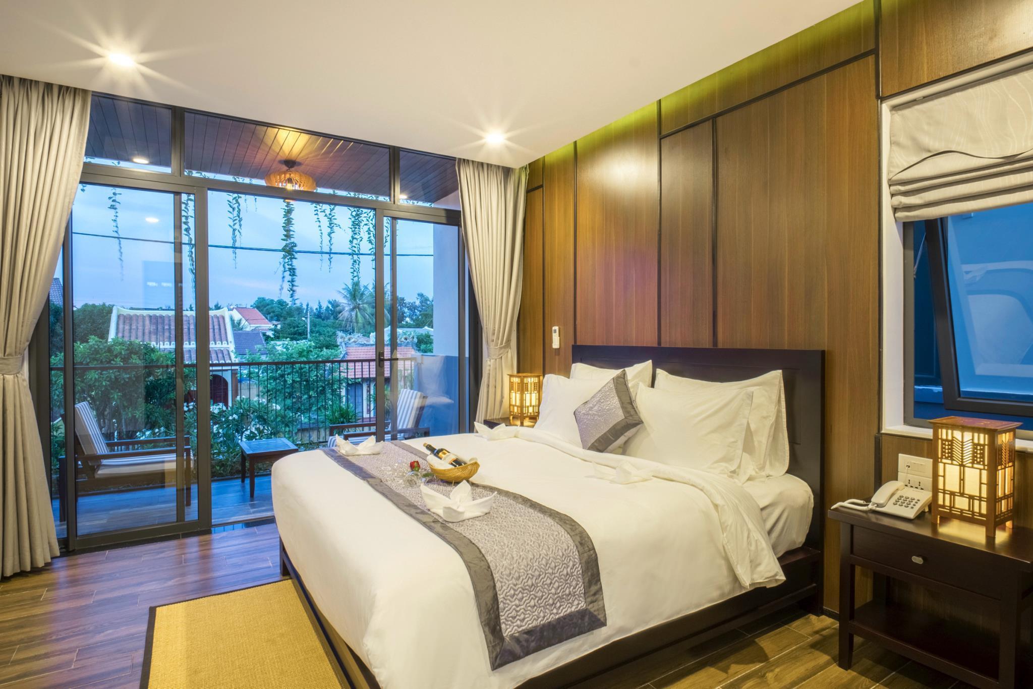 Suite, King Bed, Pool View