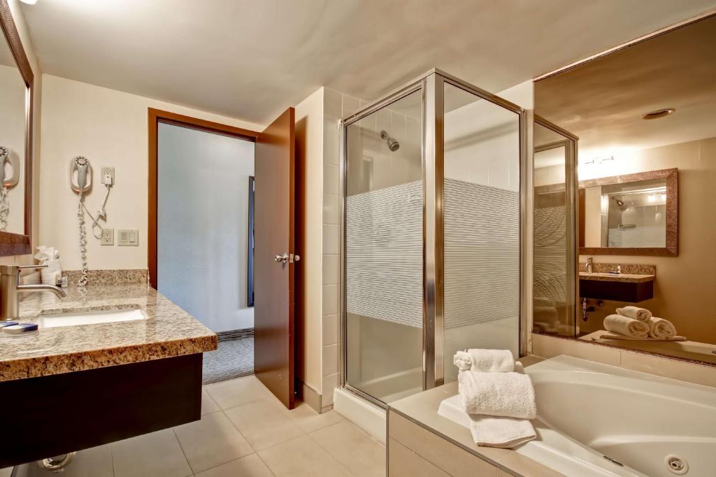 غرفة بسرير كينج مع أريكة بحوض جاكوزي، Best Western Little River Inn 6/7