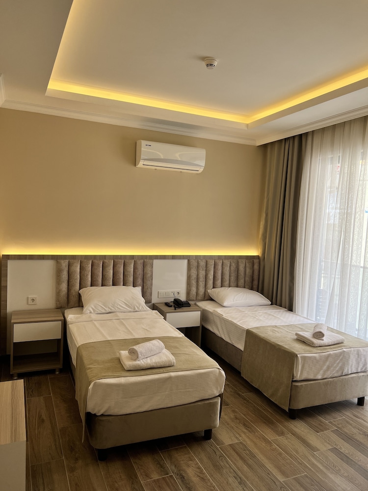Miss Cleopatra Hotel 10/50